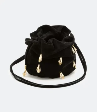 BOLSA TRANSVERSAL BUCKET EM COURO COM PINGENTES DE MÃOZINHAS PRETO