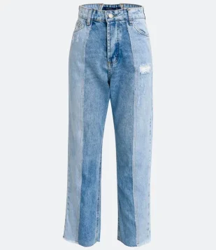 CALÇA RETA CROPPED EM JEANS COM PUÍDOS E CONTRASTES AZUL