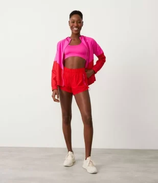SHORT RUNNER ESPORTIVO COM CÓS ELÁSTICO E AJUSTE LATERAL VERMELHO