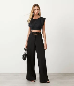 CALÇA PANTALONA ALFAIATARIA EM CREPE COM VAZADOS NO CÓS PRETO