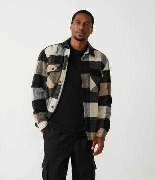 Jaqueta Overshirt Em Veludo Xadrez Com Forro Em Sherpa Preto