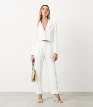 CALÇA CENOURA EM CREPE ALFAIATARIA COM PREGAS BRANCO