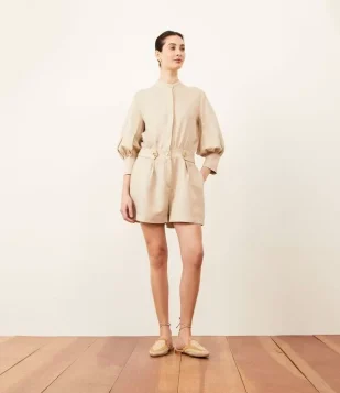 MACAQUINHO CURTO EM VISCOLINHO COM BOTÕES DOURADOS BEGE