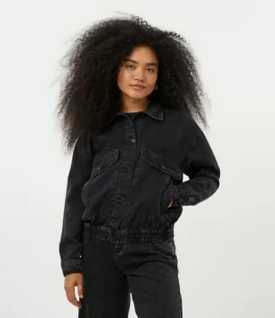JAQUETA BOMBER EM JEANS COM BOLSÕES PRETO