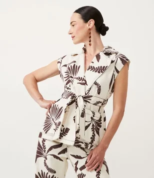 COLETE EM SARJA COM ESTAMPA DE FOLHAGEM E AMARRAÇÃO BRANCO