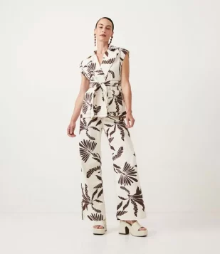CALÇA WIDE LEG EM SARJA COM ESTAMPA DE FOLHAGEM E CINTURA ALTA OFF WHITE