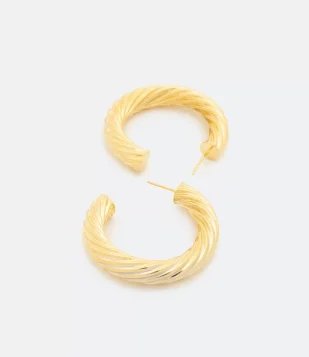 BRINCO ARGOLA TUBULAR EM METAL COM DETALHE TORCIDO DOURADO