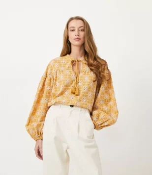 BLUSA EM LAISE TEXTURIZADA COM AMARRAÇÃO NO DECOTE E MANGA BUFANTE AMARELO