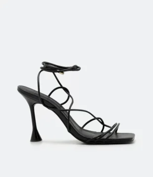 SANDÁLIA MULTITIRAS COM SALTO FINO DIFERENCIADO PRETO