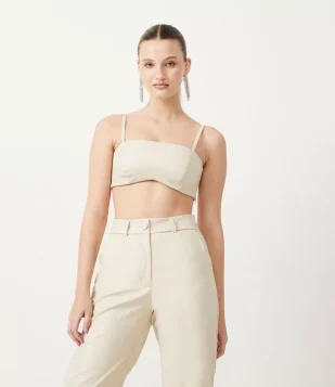 BLUSA REGATA CROPPED ALFAIATARIA EM MATERIAL SINTÉTICO OM PENCES BEGE