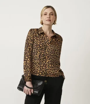 BLUSA COM TEXTURA ACETINADA E ESTAMPA ANIMAL PRINT PRETO