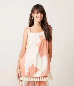BLUSA ALONGADA EM LINHO COM ESTAMPA ABSTRATA E TASSEL NA BARRA BEGE