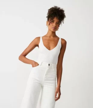 BLUSA REGATA EM TRICÔ CANELADO COM DECOTE V BRANCO