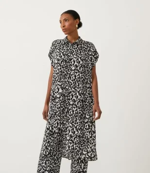 KIMONO ALONGADO EM CREPE COM ESTAMPA ABSTRATA PRETO