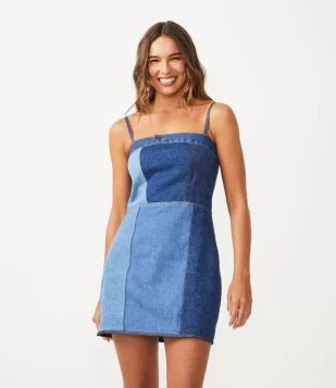 VESTIDO CURTO EM JEANS COM ALÇA REMOVÍVEL E BLOCOS DE COR AZUL