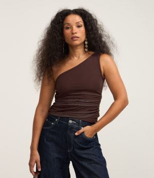 Blusa em Tule com Um Ombro Só e Franzidinho Marrom