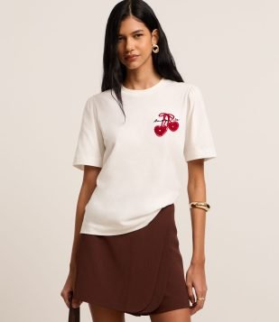 Camiseta Slim em Algodão com Estampa Localizada Coração e Manga com Frufru Off White