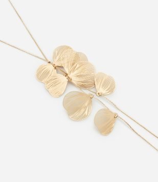 Colar Longo em Metal com Pingentes de Pétalas Dourado