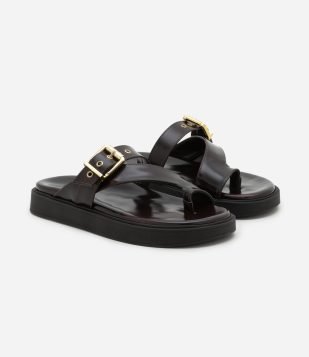 Rasteira em PU com Dedinho e Detalhe de Fivela Marrom Escuro