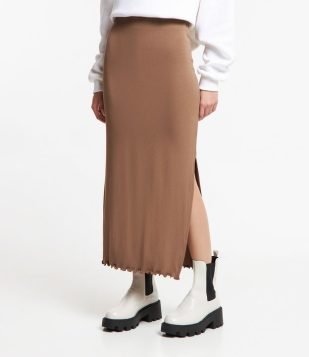Saia Midi em Ribana com Fenda e Barra Picot Marrom Caramelo