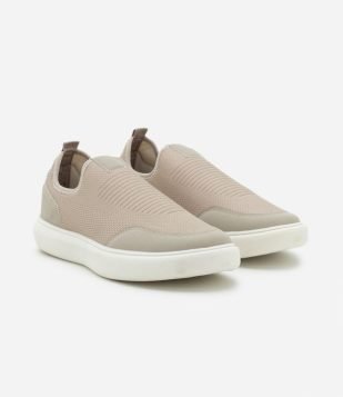 Tênis Slip On em Material Sintético com Recortes Bege e Branco