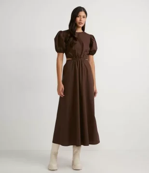 VESTIDO LONGO EM TRICOLINE COM DETALHE VAZADO E AMARRAÇÃO MARROM
