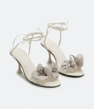 SANDÁLIA SALTO FINO COM AMARRAÇÃO E FLOR NO CABEDAL OFF WHITE