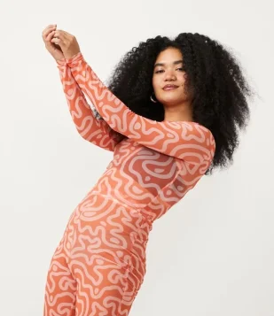 BLUSA CROPPED EM TULE COM MANGA LONGA E ESTAMPA LINHAS CURVAS LARANJA
