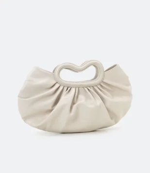 BOLSA CLUTCH EM COURO COM ALÇA DE MÃO ASSIMÉTRICA OFF WHITE