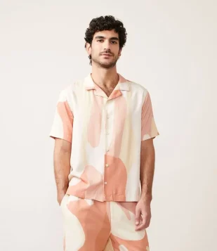 CAMISA MANGA CURTA EM VISCOSE COM ESTAMPA CONCEITUAL MARROM