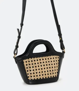 BOLSA TRANSVERSAL ESTRUTURADA COM PAINEL DE RÁFIA NA FRENTE PRETO