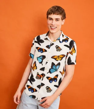 CAMISA MANGA CURTA EM VISCOSE COM ESTAMPA DE BORBOLETAS BEGE