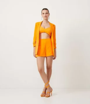 SHORT EM CREPE ESTILO ALFAIATARIA COM BOLSOS GRANDES FRONTAIS LARANJA