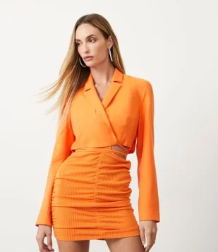 BLAZER CROPPED EM CREPE COM AMARRAÇÃO EM VOLTAS NA CINTURA LARANJA