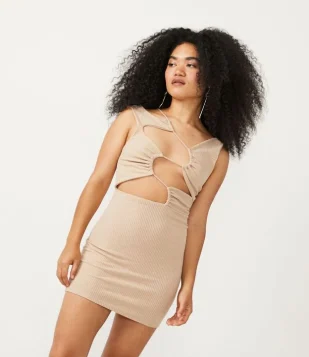 VESTIDO CURTO EM RIBANA COM RECORTES REPUXADOS BEGE