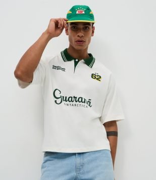 Camiseta Boxy com Gola Polo Estampa Guaraná 62 Off White