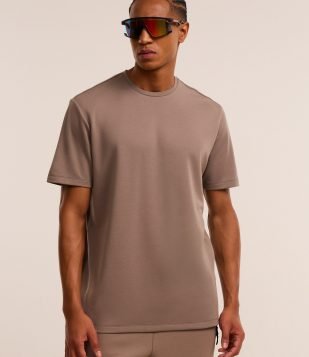 Camiseta Comfort Esportiva em Malha Tecnológica com Tecnologia Dry Marrom