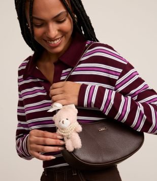 Chaveiro Ursinho de Pelúcia com Laço e Colar de Pérolas Rosa