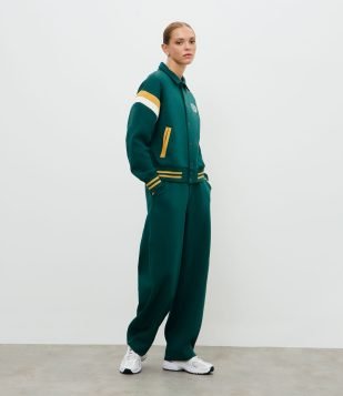 Jaqueta Esportiva College com Bordado e Listras Contrastantes Verde