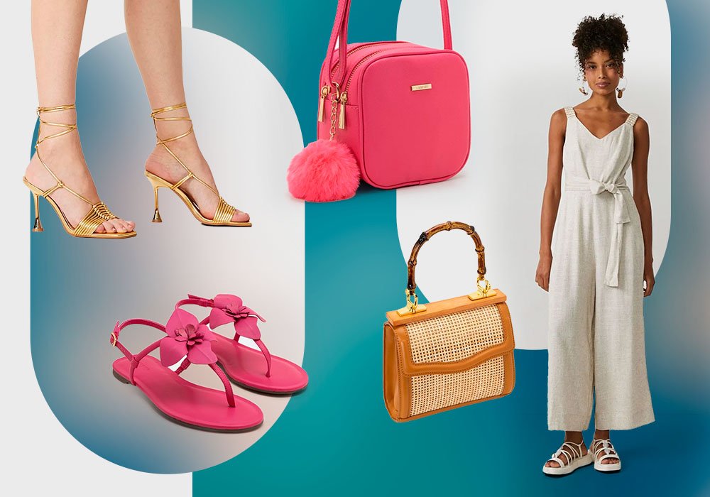Imagem com fundo azul e brancoe uma mulher usando uma macacão pantacourt branco e ao lado uma bolsa rosa com pompom rosa, uma bolsa bege com detalhes de palha , um saldalia de salto dourada e uma sandalia rasteira rosa com detalhe de flor 