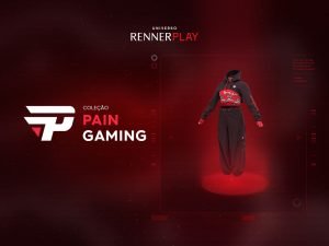 Imagem com fundo vermelho escuro em cima esta escrito Renner play, ao lado esquerdo esta escrito Pain Gamin e ao lado direito tem duas peças de roupa, que é uma calça cargo preto, uma blusa com capuz e manga comprida com recorte preta e uma blusa