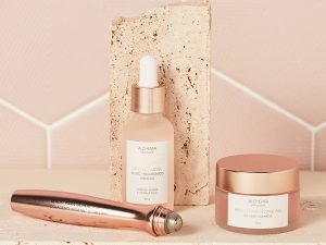 Imagem com fundo bege com produtos para skincare 