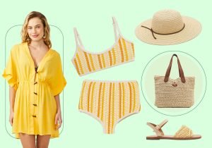 Imagem co fundo verde claro com uma uma mulher branca usando uma saida de praia amarela ao lado tem um top de biquini amarelo listrado, uma calcinha de biquini cintura alta amarela listrda, um chapeu de palha bege, uma bolsa de palha bege e uma sandalia rasteira bege