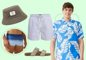 Imagem com fundo verde claro com um homem branco usando uma camisa azul estampada ao lado tem uma bermuda branca, um chapéu um sunga listrada e uma salndalia rasteira de duas tiras