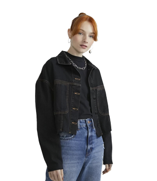 JAQUETA JEANS COM PESPONTOS CONTRASTANTES E BARRA COM CORTE A FIO PRETO