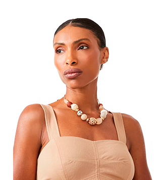 Maxi Colar em Madeira com Bolinhas de Ráfia e Croche Bege