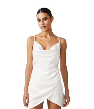 Vestido curto em cetim com decote degagê e franzido lateral