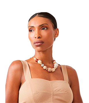 MAXI COLAR EM MADEIRA COM BOLINHAS DE RÁFIA E CROCHE BEGE