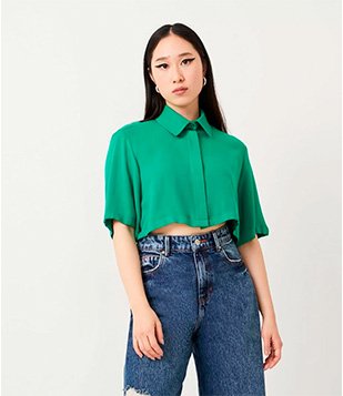 CAMISA CROPPED EM VISCOSE COM MANGA CURTA VERDE