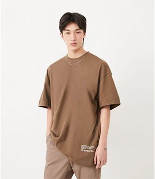 CAMISETA LOOSE EM ALGODÃO COM ESTAMPA EM LETTERING NA BARRA MARROM